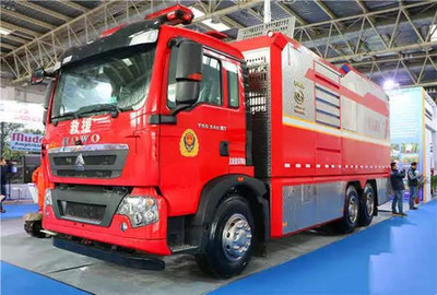 河北张家口市重汽豪沃后双桥干粉泡沫消防车价格及汽车厢体制造指南